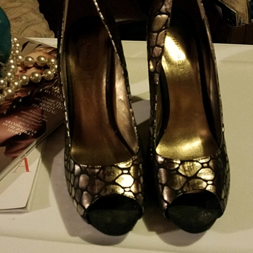 A pair of nine west peep toe